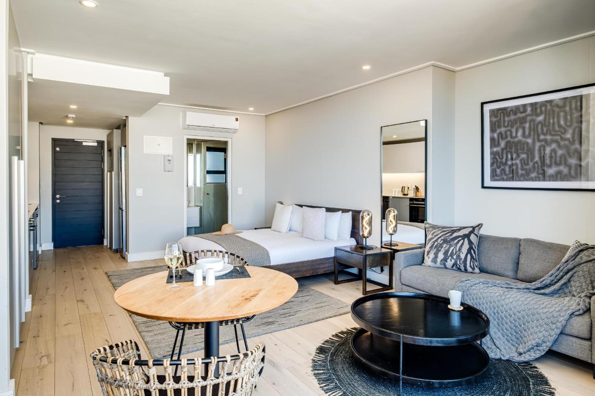Modern W Views In Bantry Apartment